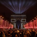 In Paris werden besonders viele das neue Jahr mit einer Lichtshow und einem großen Feuerwerk am Arc de Triomphe begrüßen. Knapp 500 000 Menschen werden auf dem Prachtboulevard Champs-Élysées erwartet.