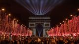In Paris werden besonders viele das neue Jahr mit einer Lichtshow und einem großen Feuerwerk am Arc de Triomphe begrüßen. Knapp 500 000 Menschen werden auf dem Prachtboulevard Champs-Élysées erwartet.