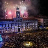In Madrid werden wieder Tausende auf dem zentralen Platz Puerta del Sol erwartet. Zu jedem der zwölf im Fernsehen übertragenen Glockenschläge um Mitternacht wird eine Weintraube gegessen, weil das schon immer so war und Glück bringen soll. Auch am Vortag versammeln sich dort schon Tausende, wenn die Uhrenmeister testen, ob die Glocken zuverlässig läuten. Nur Weintrauben dürfen dann auf keinen Fall schon gegessen werden, das soll nämlich Unglück bringen. Als Ersatz kommen Weingummi oder Erdnüsse infrage.