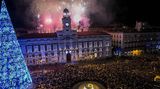 In Madrid werden wieder Tausende auf dem zentralen Platz Puerta del Sol erwartet. Zu jedem der zwölf im Fernsehen übertragenen Glockenschläge um Mitternacht wird eine Weintraube gegessen, weil das schon immer so war und Glück bringen soll. Auch am Vortag versammeln sich dort schon Tausende, wenn die Uhrenmeister testen, ob die Glocken zuverlässig läuten. Nur Weintrauben dürfen dann auf keinen Fall schon gegessen werden, das soll nämlich Unglück bringen. Als Ersatz kommen Weingummi oder Erdnüsse infrage.