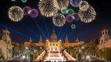 In Barcelona werden auch - so wie in ganz Spanien - zwölf Trauben gegessen, um sich seines Glücks im neuen Jahr zu versichern. In der katalanischen Touristenhochburg am Mittelmeer erwartet die Menschen erstmals nach der Corona-Pandemie wieder das traditionelle Fest am Font Màgica de Montjuïc, dem für seine Lichtspiele berühmten Brunnen. Musik und Lichtspiele sollen durch 200 Drohnen ergänzt werden, die Figuren in den Himmel zeichnen. Zu Mitternacht gibt es ein Feuerwerk.
