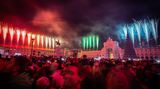 Auch in Lissabon wie in ganz Portugal ist es weit verbreitet, zu jedem der zwölf Schläge der Turmuhren um Mitternacht eine Weintraube zu essen. Einige bevorzugen jedoch Rosinen. Der zentrale Punkt der Silvesterfeiern mit Feuerwerk und Champagner ist die Plaza del Comercio am Tajo. Kuriose Silvestertraditionen gibt es wie überall auch in Portugal. In der Hoffnung auf wirtschaftlichen Erfolg im neuen Jahr stecken sich manche Geld in die Schuhe. Und rote Unterwäsche soll auch Portugiesen Glück in der Liebe bringen.