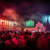 Auch in Lissabon wie in ganz Portugal ist es weit verbreitet, zu jedem der zwölf Schläge der Turmuhren um Mitternacht eine Weintraube zu essen. Einige bevorzugen jedoch Rosinen. Der zentrale Punkt der Silvesterfeiern mit Feuerwerk und Champagner ist die Plaza del Comercio am Tajo. Kuriose Silvestertraditionen gibt es wie überall auch in Portugal. In der Hoffnung auf wirtschaftlichen Erfolg im neuen Jahr stecken sich manche Geld in die Schuhe. Und rote Unterwäsche soll auch Portugiesen Glück in der Liebe bringen.