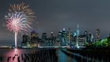 In New York ist wieder die traditionelle Silvesterparty am Times Square angekündigt, bei der beim "Ball Drop" traditionell eine leuchtende Kristallkugel an einem Fahnenmast herabgelassen wird. In Manhattan wird dieses Jahr zum ersten Mal seit Beginn der Pandemie wieder in voller Kapazität gefeiert - unter anderem mit Sängerin Chelsea Cutler, dem obligatorischen Konfetti-Regen und dem Klassiker "New York, New York" um Mitternacht.