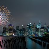 In New York ist wieder die traditionelle Silvesterparty am Times Square angekündigt, bei der beim "Ball Drop" traditionell eine leuchtende Kristallkugel an einem Fahnenmast herabgelassen wird. In Manhattan wird dieses Jahr zum ersten Mal seit Beginn der Pandemie wieder in voller Kapazität gefeiert - unter anderem mit Sängerin Chelsea Cutler, dem obligatorischen Konfetti-Regen und dem Klassiker "New York, New York" um Mitternacht.