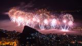 In Rio de Janeiro wird erstmals seit der Corona-Pandemie wieder ohne Einschränkungen am Strand von Copacabana mit Feuerwerk und Konzerten gefeiert. Auf zahlreichen Bühnen treten Musiker und DJs auf. Um Mitternacht wird der Himmel dann von einem zwölfminütigen Feuerwerk erhellt. Die Veranstalter rechnen mit rund zwei Millionen Besuchern.