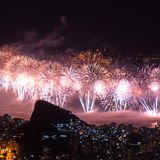 In Rio de Janeiro wird erstmals seit der Corona-Pandemie wieder ohne Einschränkungen am Strand von Copacabana mit Feuerwerk und Konzerten gefeiert. Auf zahlreichen Bühnen treten Musiker und DJs auf. Um Mitternacht wird der Himmel dann von einem zwölfminütigen Feuerwerk erhellt. Die Veranstalter rechnen mit rund zwei Millionen Besuchern.