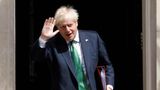 Boris Johnson winkt