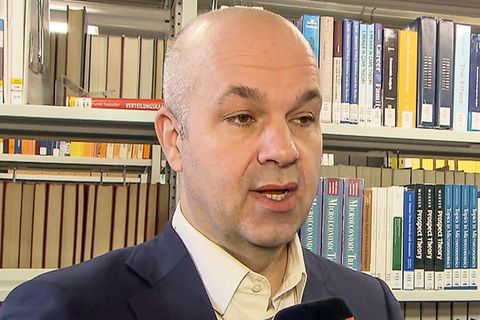 "Menschen müssen Gürtel nochmal enger schnallen": DIW-Chef gibt Prognose für 2023 ab