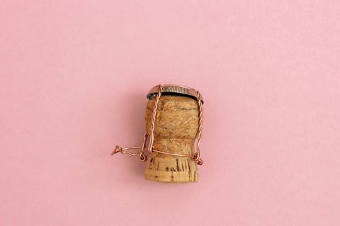 Champagnerkorken auf rosa Untergrund