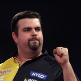 Gabriel Clemens hat als erster deutscher Spieler in der Geschichte der Darts-WM in London das Viertelfinale erreicht. Der 39 Jahre alte Saarländer gewann am Freitag sein Achtelfinal-Spiel gegen den schottischen Außenseiter Alan Soutar mit 4:1 und erspielte sich damit ein Duell mit dem Weltranglistenersten Gerwyn Price aus Wales. Die Begegnung zwischen Clemens und Price findet an Neujahr statt. Zuvor hatte der "German Giant" den Iren William O'Connor (3:0) und den Waliser Jim Williams (4:3) besiegt. Clemens trennen nun nur noch zwei Siege vom großen Endspiel, das am 3. Januar im Alexandra Palace stattfindet. An Silvester ist in London Darts-Pause.