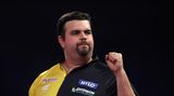 Gabriel Clemens hat als erster deutscher Spieler in der Geschichte der Darts-WM in London das Viertelfinale erreicht. Der 39 Jahre alte Saarländer gewann am Freitag sein Achtelfinal-Spiel gegen den schottischen Außenseiter Alan Soutar mit 4:1 und erspielte sich damit ein Duell mit dem Weltranglistenersten Gerwyn Price aus Wales. Die Begegnung zwischen Clemens und Price findet an Neujahr statt. Zuvor hatte der "German Giant" den Iren William O'Connor (3:0) und den Waliser Jim Williams (4:3) besiegt. Clemens trennen nun nur noch zwei Siege vom großen Endspiel, das am 3. Januar im Alexandra Palace stattfindet. An Silvester ist in London Darts-Pause.