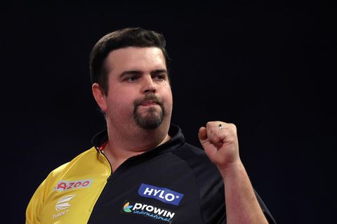 Gabriel Clemens hat als erster deutscher Spieler in der Geschichte der Darts-WM in London das Viertelfinale erreicht. Der 39 Jahre alte Saarländer gewann am Freitag sein Achtelfinal-Spiel gegen den schottischen Außenseiter Alan Soutar mit 4:1 und erspielte sich damit ein Duell mit dem Weltranglistenersten Gerwyn Price aus Wales. Die Begegnung zwischen Clemens und Price findet an Neujahr statt. Zuvor hatte der "German Giant" den Iren William O'Connor (3:0) und den Waliser Jim Williams (4:3) besiegt. Clemens trennen nun nur noch zwei Siege vom großen Endspiel, das am 3. Januar im Alexandra Palace stattfindet. An Silvester ist in London Darts-Pause.