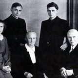 Papst Benedikt XVI mit Familie