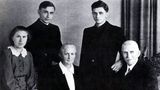Papst Benedikt XVI mit Familie