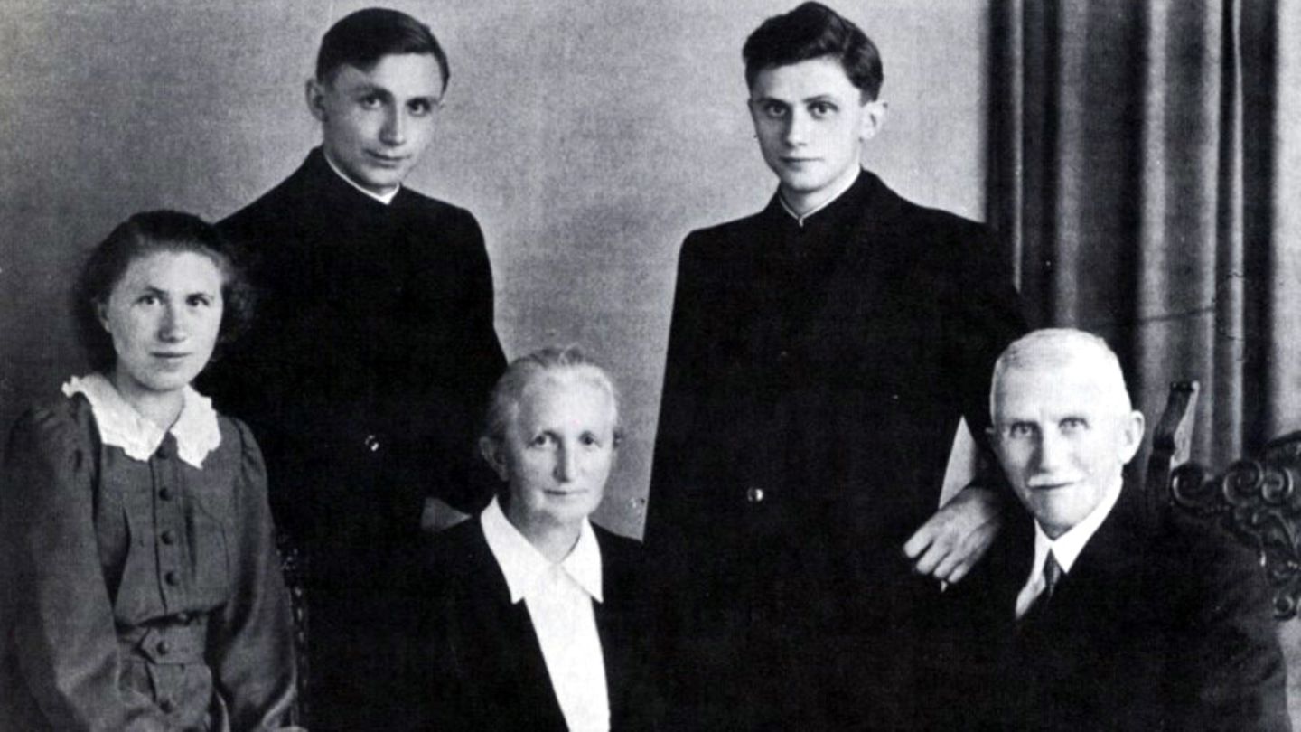 Papst Benedikt XVI mit Familie Papst Benedikt XVI mit Familie