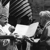 Papst Benedikt XVI mit Papst Paul VI