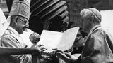 Papst Benedikt XVI mit Papst Paul VI