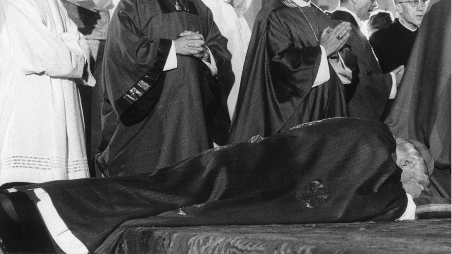 Papst Benedikt XVI bei der Weihe zum Erzbischof von München