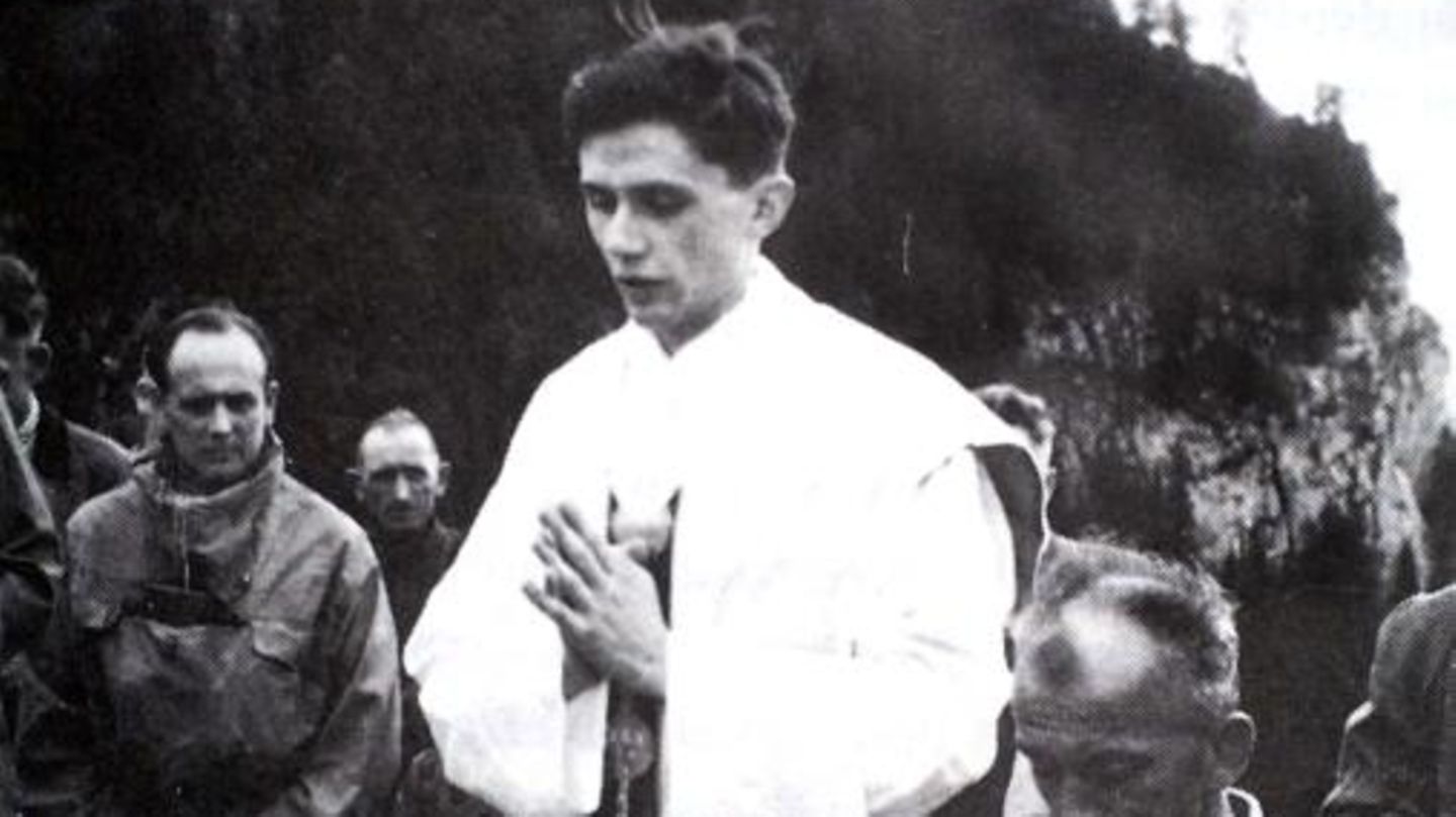 01.01.1952, Bayern, München: Der damalige Priester Joseph Ratzinger hält 1952 eine Bergmesse in Ruhpolding (Archivfoto). Der emeritierte Papst Benedikt XVI.