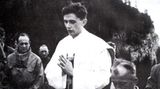 01.01.1952, Bayern, München: Der damalige Priester Joseph Ratzinger hält 1952 eine Bergmesse in Ruhpolding (Archivfoto). Der emeritierte Papst Benedikt XVI.