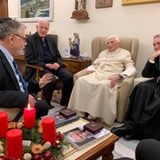 01.12.2022, Vatikan, Vatikanstadt: Der emeritierte Papst Benedikt XVI. (3.v.l) trifft sich mit den Preisträgern des Ratzinger-Preises 2022, Joseph Halevi Horowitz Weiler (l), und Pater Michel Fedou, (teilweise verdeckt,r), im Kloster Mater Ecclesiae im Vatikan, wo Benedikt XVI. wohnt. Pater Federico Lombardi (2.v.l), Präsident der Stiftung, und Bischof Georg Gänswein (4.v.l), langjähriger persönliche Sekretär von Benedikt XVI, nehmen an dem Treffen teil.