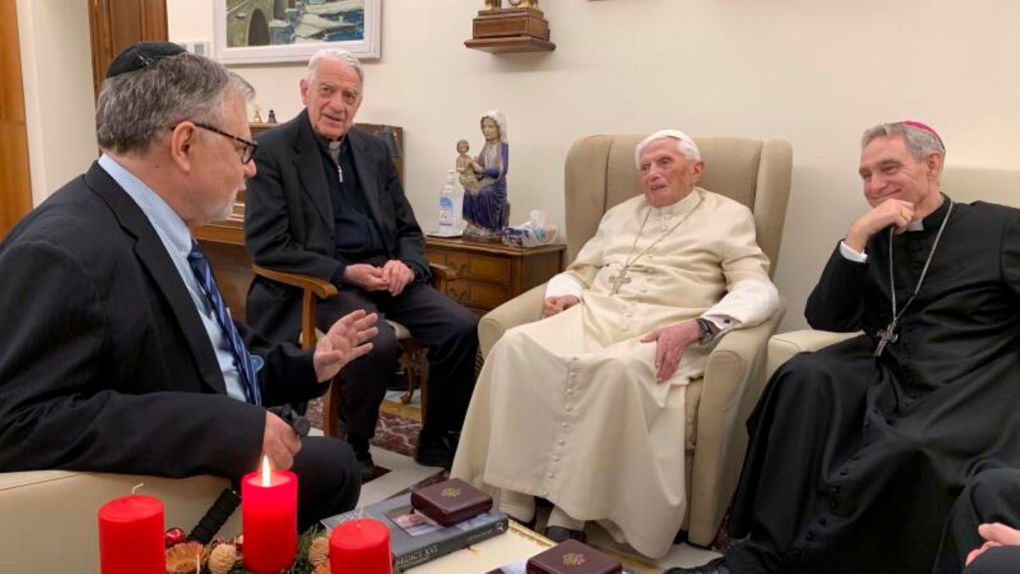 01.12.2022, Vatikan, Vatikanstadt: Der emeritierte Papst Benedikt XVI. (3.v.l) trifft sich mit den Preisträgern des Ratzinger-Preises 2022, Joseph Halevi Horowitz Weiler (l), und Pater Michel Fedou, (teilweise verdeckt,r), im Kloster Mater Ecclesiae im Vatikan, wo Benedikt XVI. wohnt. Pater Federico Lombardi (2.v.l), Präsident der Stiftung, und Bischof Georg Gänswein (4.v.l), langjähriger persönliche Sekretär von Benedikt XVI, nehmen an dem Treffen teil.