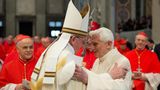 Papst Benedikt XVI und Papst Franziskus