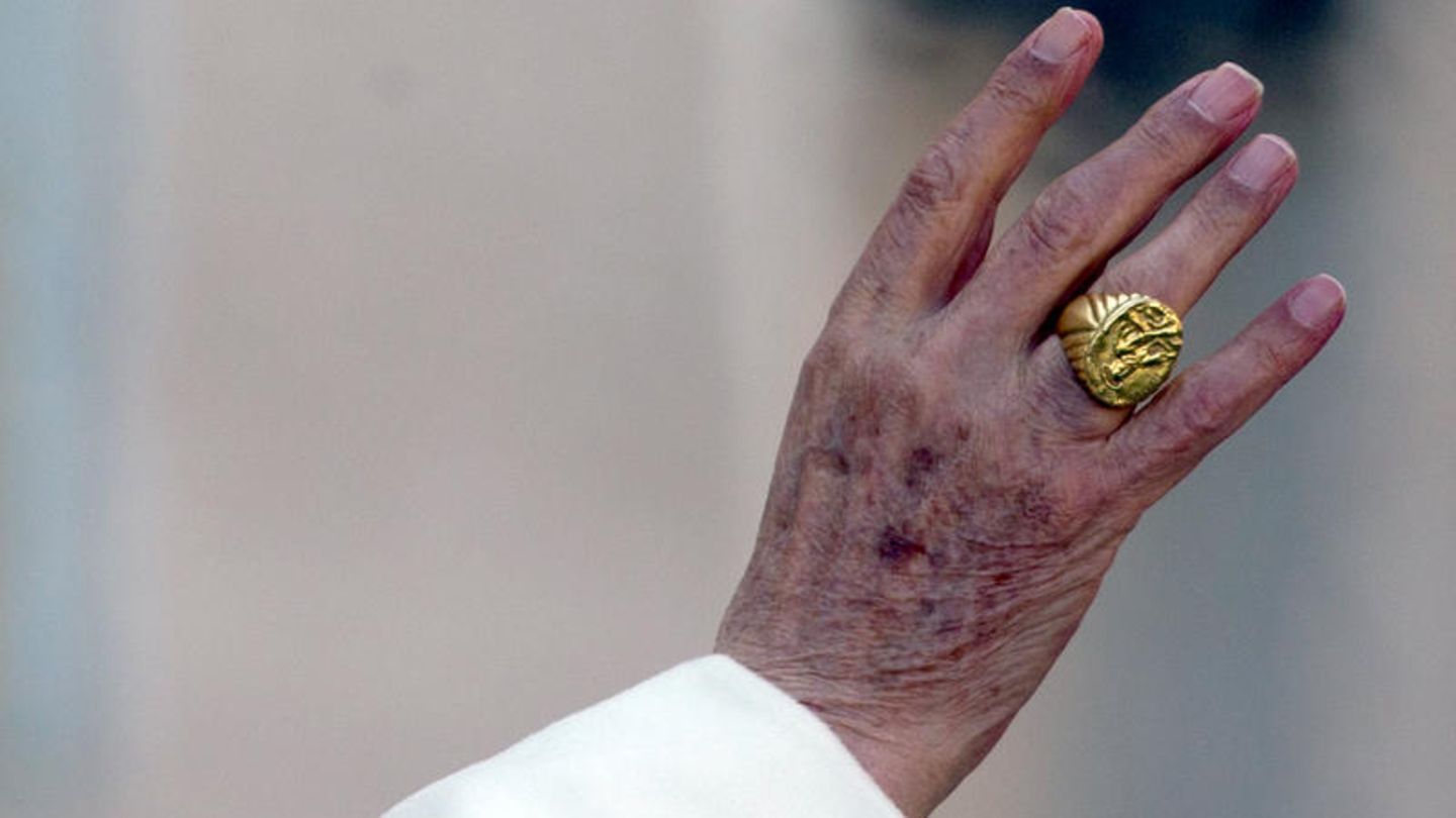 Die Hand von Papst Benedikt XVI. mit dem Fischerring wikt am 27.02.2013 im Vatikan in Rom nach der Generalaudienz auf den Petersplatz. Tausende Gläubige haben sich vor dem Petersdom versammelt, um den Pontifex zu verabschieden. Papst Benedikt XVI. hat als erster Papst der Neuzeit seinen Rücktritt erklärt.