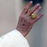 Die Hand von Papst Benedikt XVI. mit dem Fischerring wikt am 27.02.2013 im Vatikan in Rom nach der Generalaudienz auf den Petersplatz. Tausende Gläubige haben sich vor dem Petersdom versammelt, um den Pontifex zu verabschieden. Papst Benedikt XVI. hat als erster Papst der Neuzeit seinen Rücktritt erklärt.