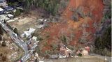 Tsuruoka, Japan. Ein Erdrutsch hat mehrere Gebäude in der Präfektur Yamagata im Nordosten des Landes zerstört. Über Verletzte ist nichts bekannt.