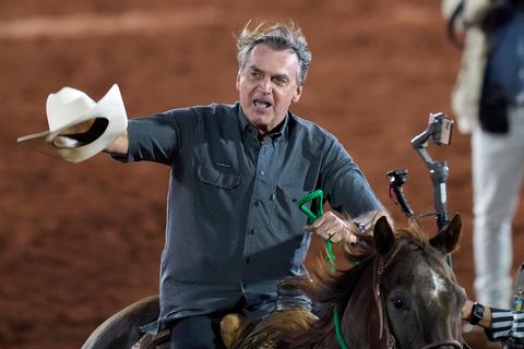 Brasiliens scheidender Präsident Jair Bolsonaro auf einem Pferd
