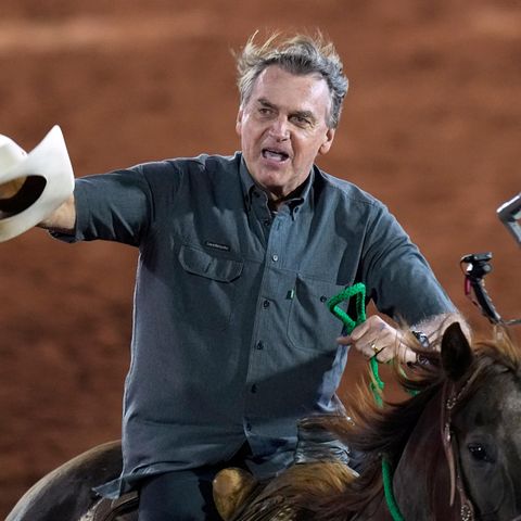 Brasiliens scheidender Präsident Jair Bolsonaro auf einem Pferd