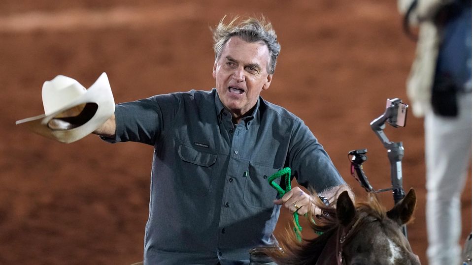 Brasiliens scheidender Präsident Jair Bolsonaro auf einem Pferd