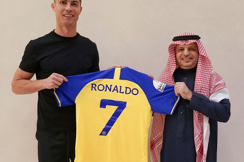 Ronaldo präsentiert sein neues Trikot gemeinsam mit dem Präsidenten vom Al-Nassr FC, Musalli Al-Muammar
