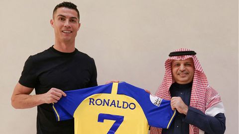 Ronaldo präsentiert sein neues Trikot gemeinsam mit dem Präsidenten vom Al-Nassr FC, Musalli Al-Muammar