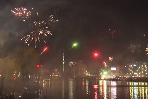 Video: Ausgelassene Silvesterfeier in Berlin