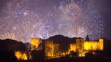 Die Burg Saint Georges in Portugals Hauptstadt Lissabon erstrahlt im Feuerwerk