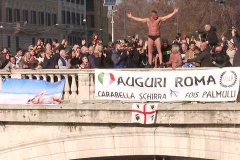 Video: Traditioneller Sprung in den Tiber
