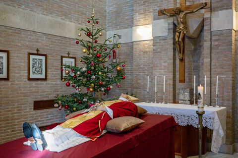 Der Leichnam des emeritierten Papstes Benedikt XVI. ist in der Kapelle des Klosters Mater Ecclesiae im Vatikan aufgebahrt