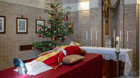 Der Leichnam des emeritierten Papstes Benedikt XVI. ist in der Kapelle des Klosters Mater Ecclesiae im Vatikan aufgebahrt