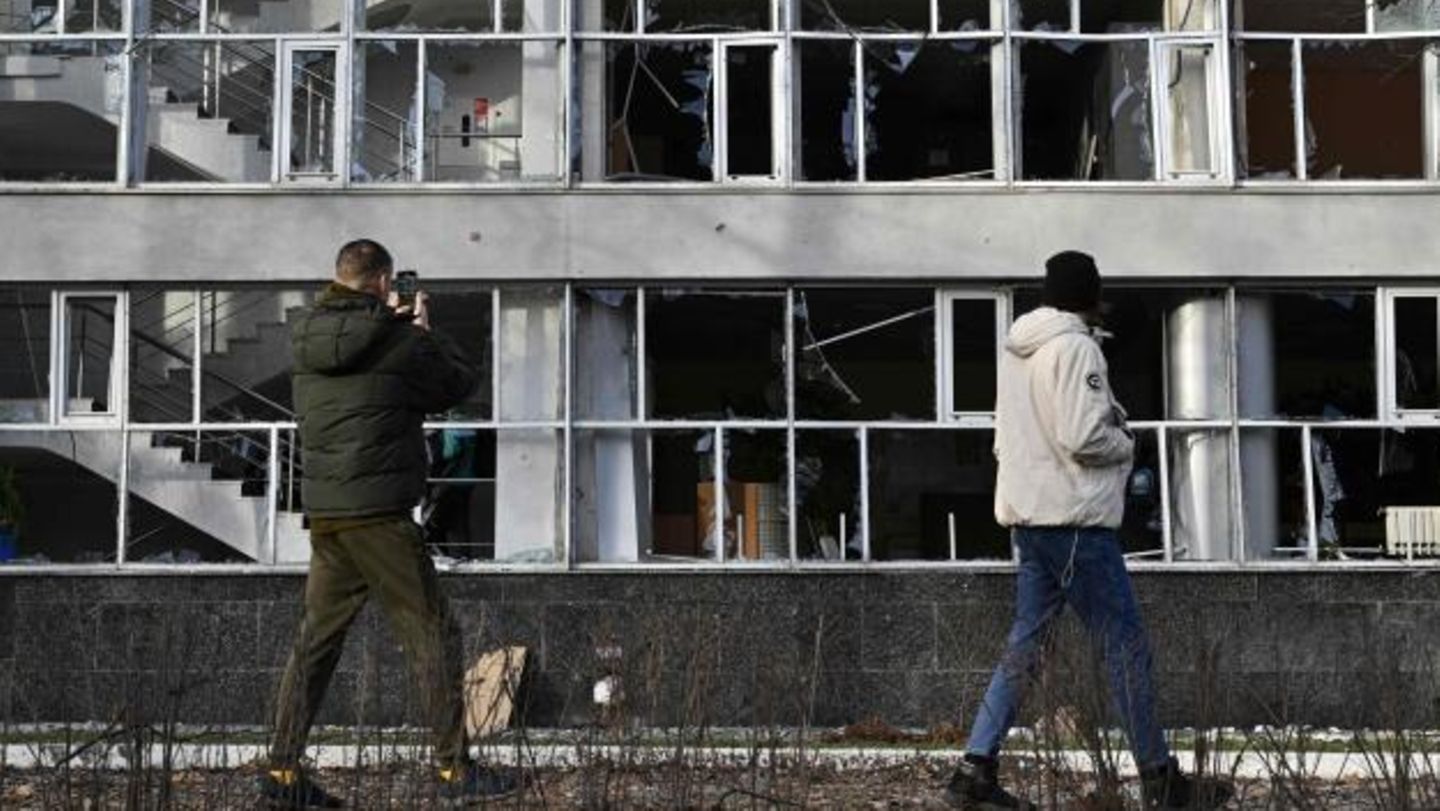 Ukraine: Russia wages ‘war of killing’ – Kyiv under fire