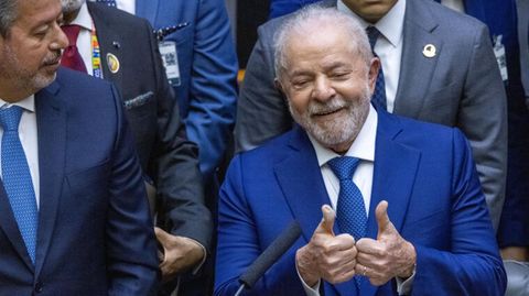 "Daumen hoch" zeigt Brasiliens neuer Präsident Lula