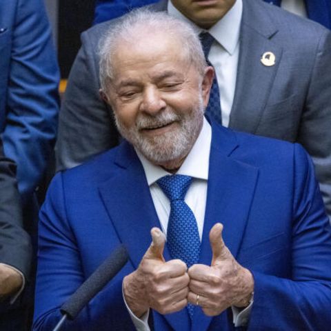 "Daumen hoch" zeigt Brasiliens neuer Präsident Lula
