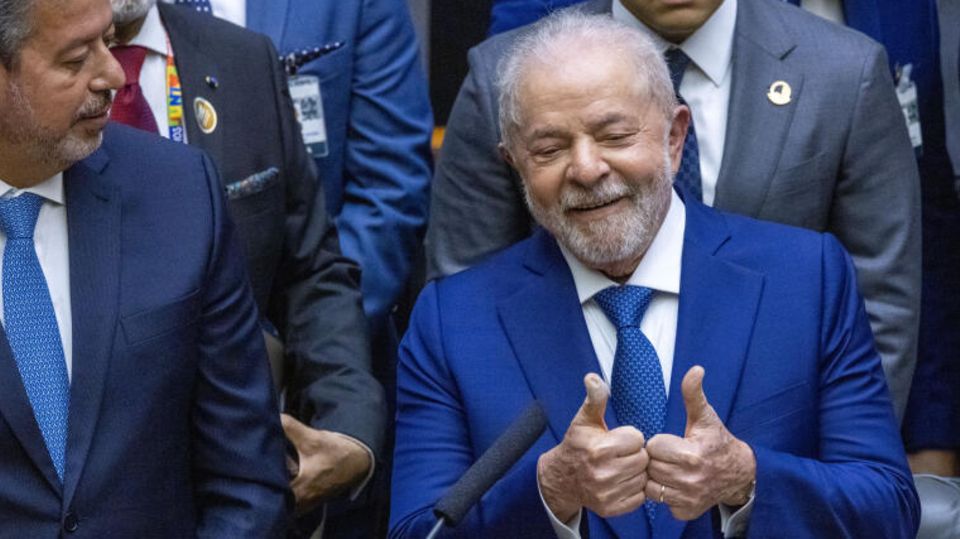 "Daumen hoch" zeigt Brasiliens neuer Präsident Lula