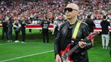 Nevada (Las Vegas), USA. Gitarrist Joe Satriani bringt sich in Stellung, bevor er in die Saiten seiner ikonischen Ibanez JS20 greift, um die US-Nationalhymne vor Tausenden Football-Fans im Allegiant Stadium zu spielen. 
