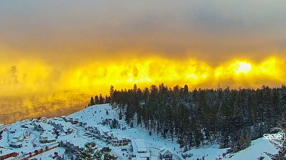 See in Flammen: Faszinierendes Wetterphänomen im Zeitraffervideo See in Flammen: Faszinierendes Wetterphänomen im Zeitraffervideo