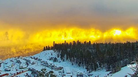 See in Flammen: Faszinierendes Wetterphänomen im Zeitraffervideo