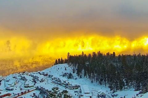 See in Flammen: Faszinierendes Wetterphänomen im Zeitraffervideo