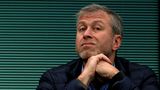 Platz 1: Roman Abramowitsch – Vermögensverlust: 10,2 Milliarden Dollar (57 Prozent)  Der ehemalige Besitzer der FC Chelsea ist der Prototyp eines russischen Oligarchen. Nach dem Zusammenbruch der Sowjetunion nutzte er seine Kontakte in die Politik und konnte ein verzweigtes Firmenimperium aufbauen, indem er ehemals staatliche Unternehmen aufkaufte. Reich wurde Abramowitsch vor allem mit dem Ölkonzern Sibneft, an dem er zeitweise 80 Prozent der Aktien hielt. Hinzu kamen Beteiligungen am Aluminiumkonzern Rusal und der Fluggesellschaft Aeroflot. Von 2000 bis Juli 2008 war er Gouverneur der russischen Region Tschukotka. Einen Großteil seiner Unternehmensanteile verkaufte er Anfang der 2000er Jahre – unter anderem an den halbstaatlichen Konzern Gazprom.
